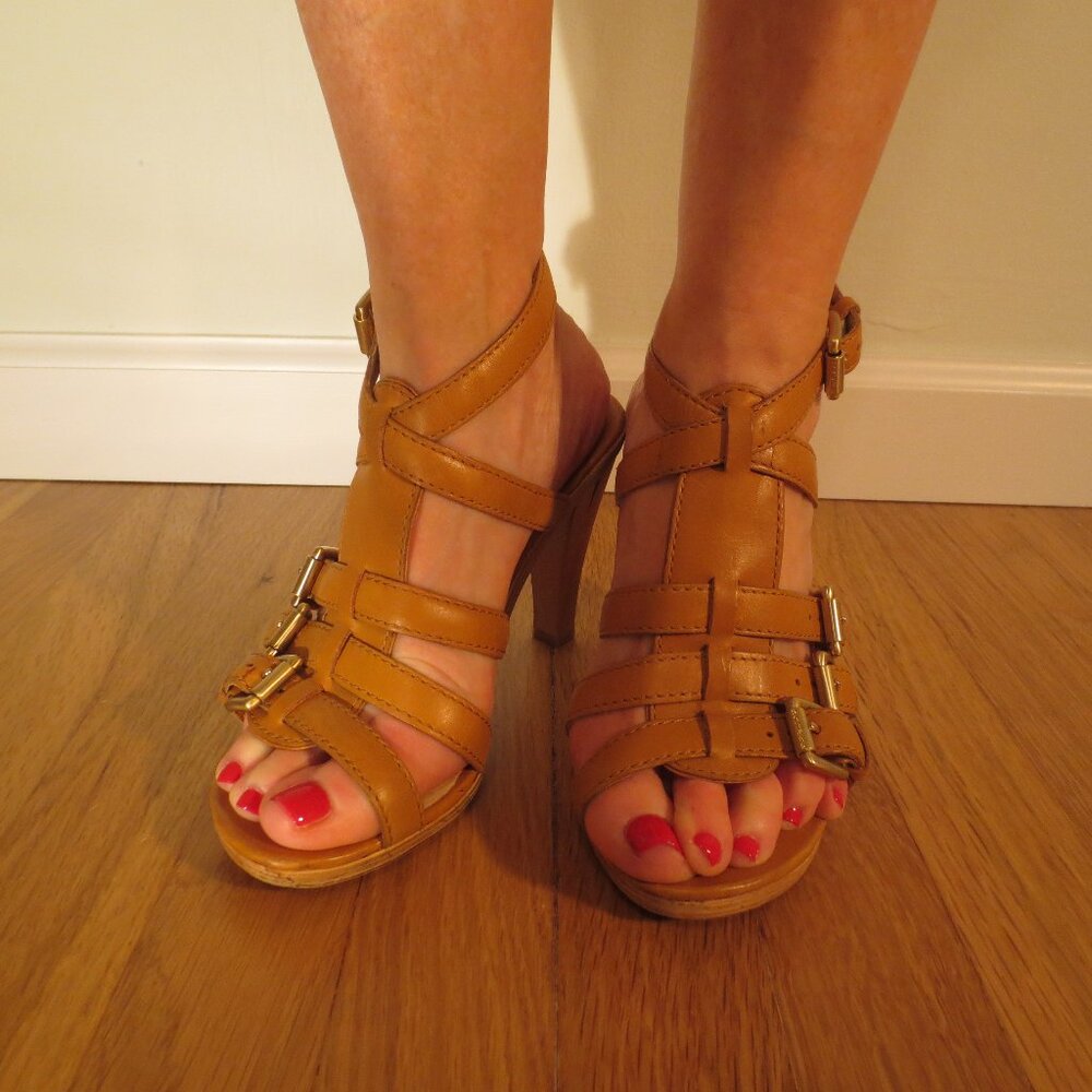 1 WEEK LEFT by MICHEAL KORS Tan Leather Buckle Wood Base High Heels